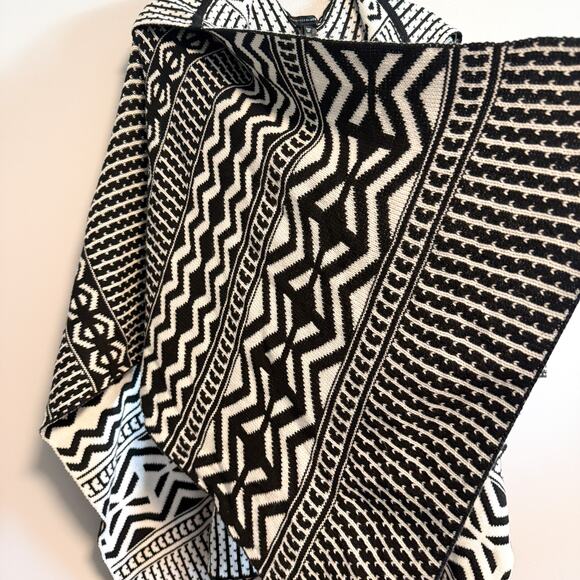 White House Black Market Boho Geo Hooded Knit Poncho Black White Size XSP/SP - Picture 5 of 11